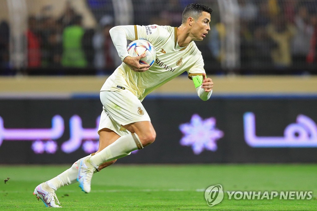 호날두, 사우디 프로축구 데뷔골…추가시간 PK 동점골