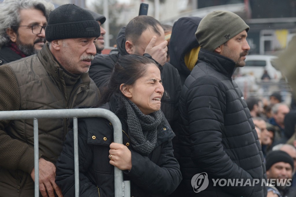 [튀르키예 강진] 숨소리라도 놓칠까…구조현장엔 침묵 또 침묵