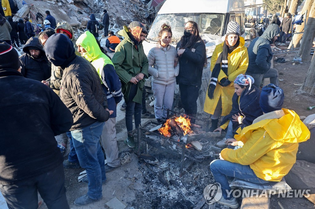 [튀르키예 강진] 생존자들, 붕괴위험에 사흘째 거리전전