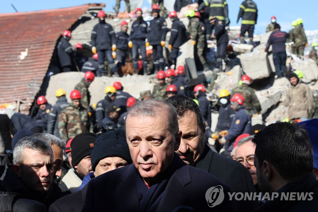 다가오는 절망…지진 3일째 사망자 1만1천명 넘어(종합)