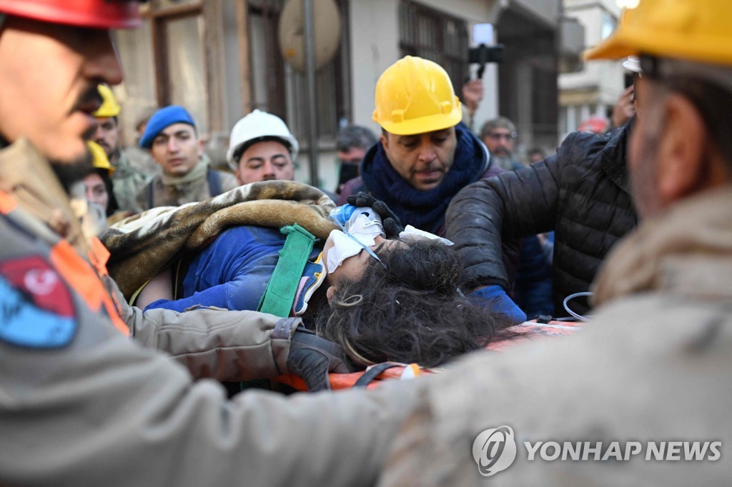 [튀르키예 강진] 80시간·94시간…골든타임 지나 계속되는 '기적'