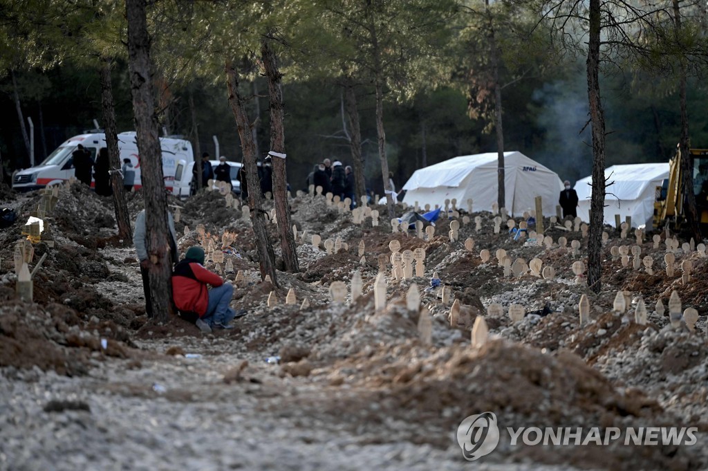 [튀르키예 강진] 묻을 곳도 없다…이름 없는 무덤들 곳곳에