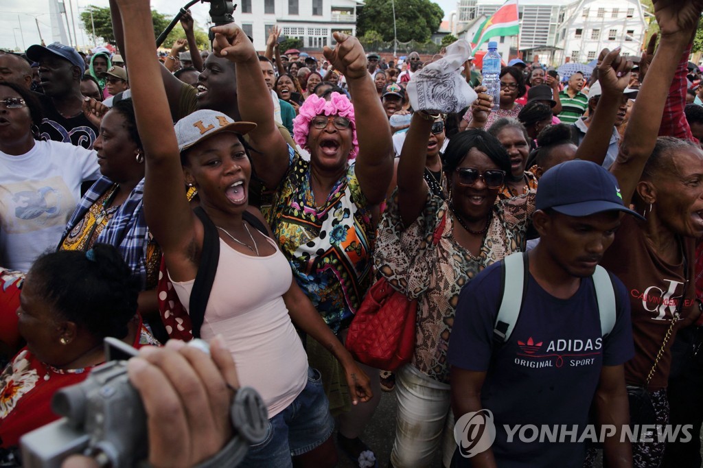 수리남서 격렬한 반정부 시위…방화·상점 약탈도 잇따라