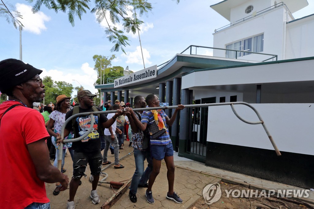 수리남서 격렬한 반정부 시위…방화·상점 약탈도 잇따라