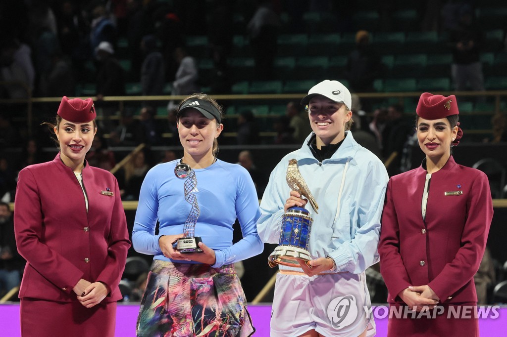 여자 테니스 세계 1위 시비옹테크, 페굴라 꺾고 카타르오픈 우승