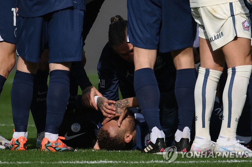 '메시 극장골·음바페 멀티골' PSG 승리…네이마르는 부상