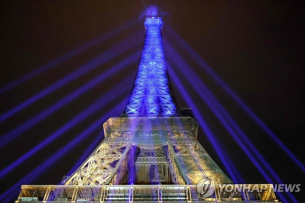 노랑·파랑 물든 에펠탑과 EU…지구촌 곳곳 '우크라전 1년' 기념