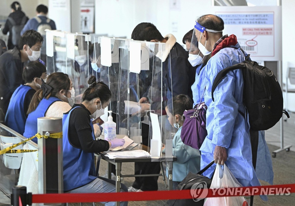 "日, 중국발 입국자 전수검사 모레 폐지…항공편 증편 허용"