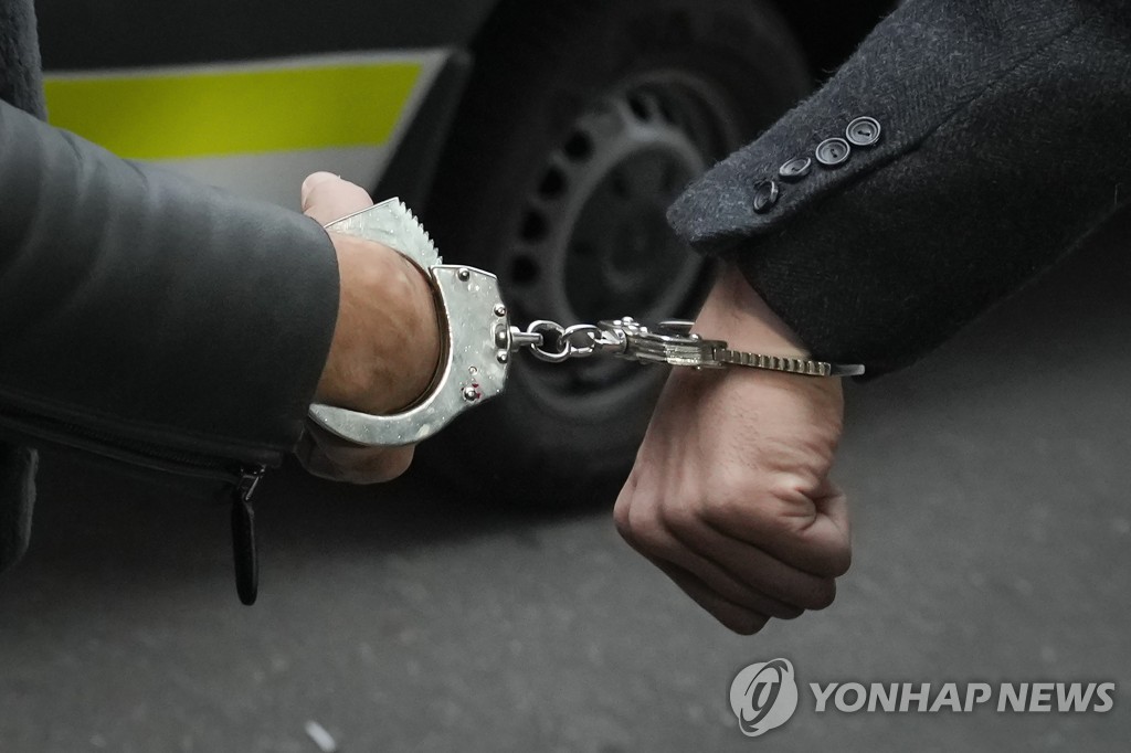 "소년들 세뇌시켜"…英, '여성혐오 범죄자' 인기에 고심