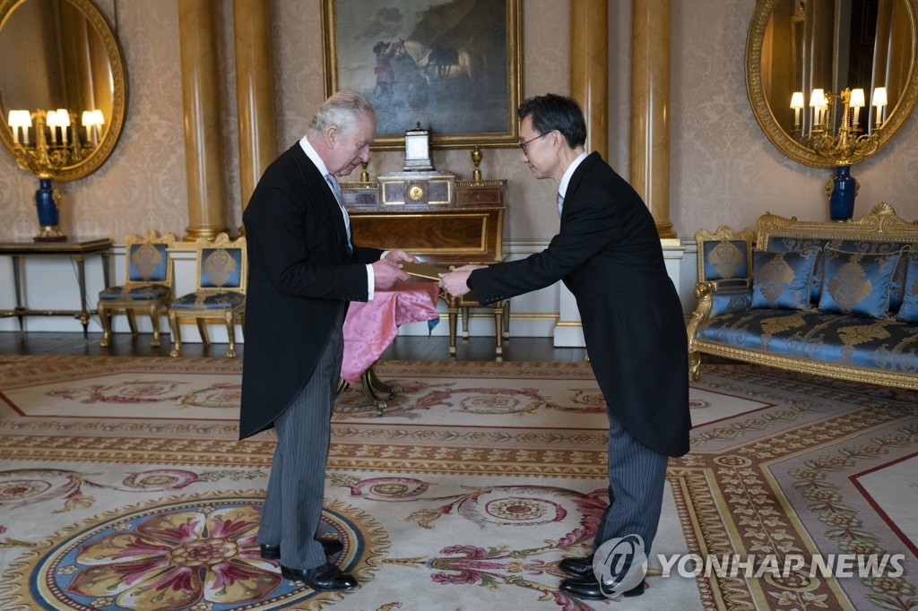 [월드&포토] 한국 외교관 태운 영국 왕실 말, 당근 선물 '오도독'