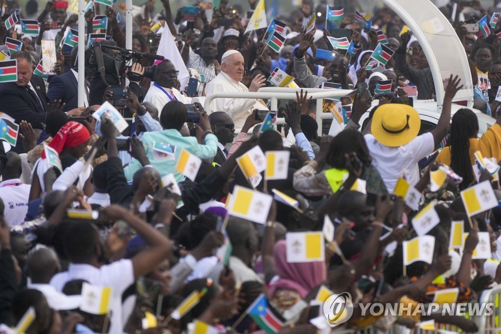 "무기 내려놓고 용서하라" 교황, 남수단 미사에서 화해 강조