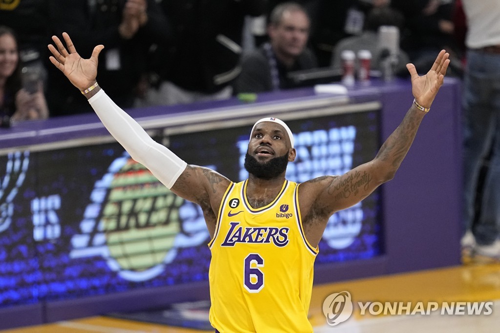 '킹' 제임스, '전설' 압둘자바 넘었다…NBA 최다 득점 1위 등극(종합)