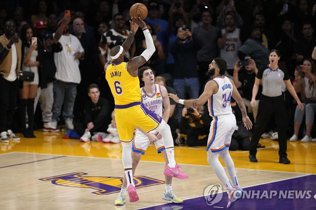 '킹' 제임스, '전설' 압둘자바 넘었다…NBA 최다 득점 1위 등극(종합)