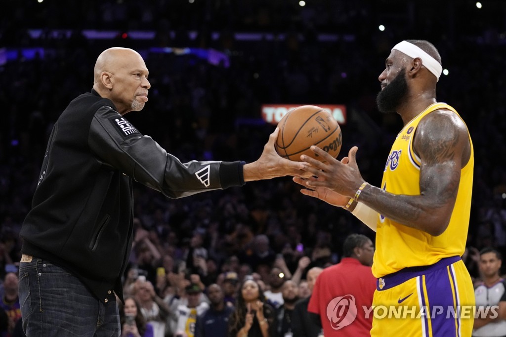 '킹' 제임스, '전설' 압둘자바 넘었다…NBA 최다 득점 1위 등극(종합)