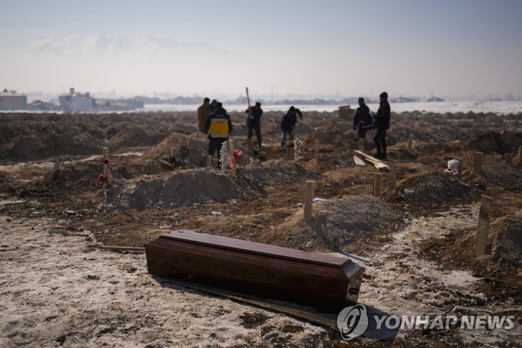 [튀르키예 강진] 묻을 곳도 없다…이름 없는 무덤들 곳곳에