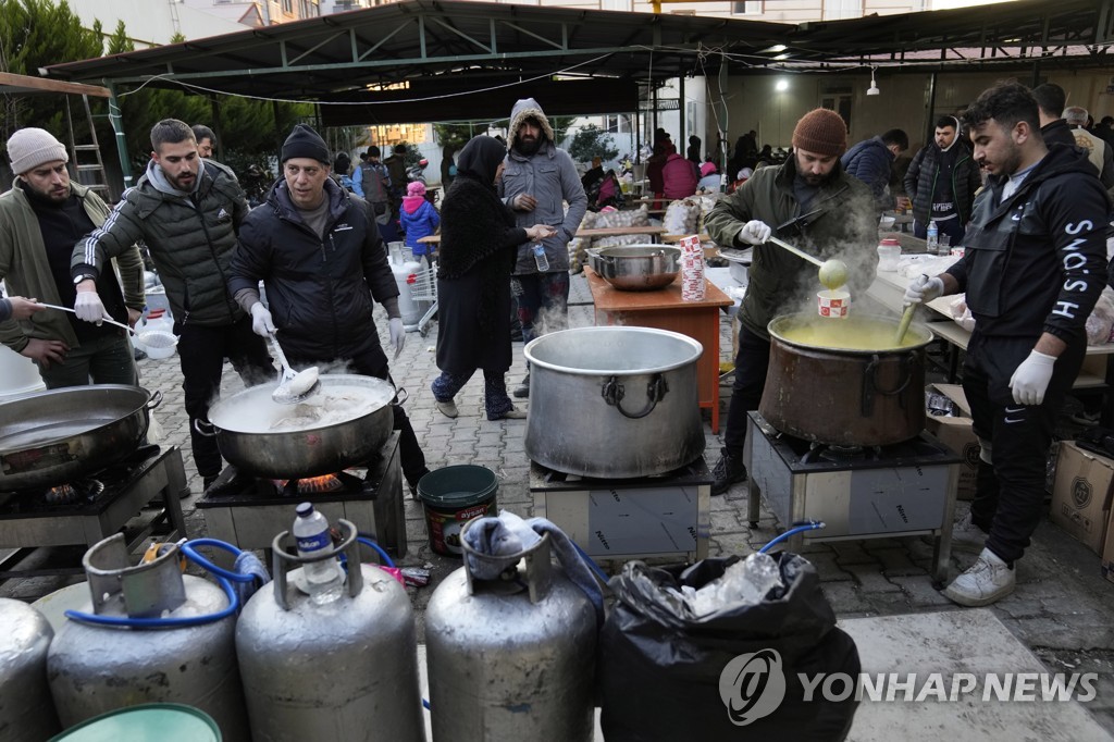 [튀르키예 강진] "시리아인 비켜라"…폐허속 갈곳 잃은 난민들