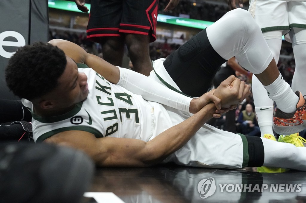 NBA 밀워키, 아데토쿤보 부상에도 시카고 꺾고 12연승