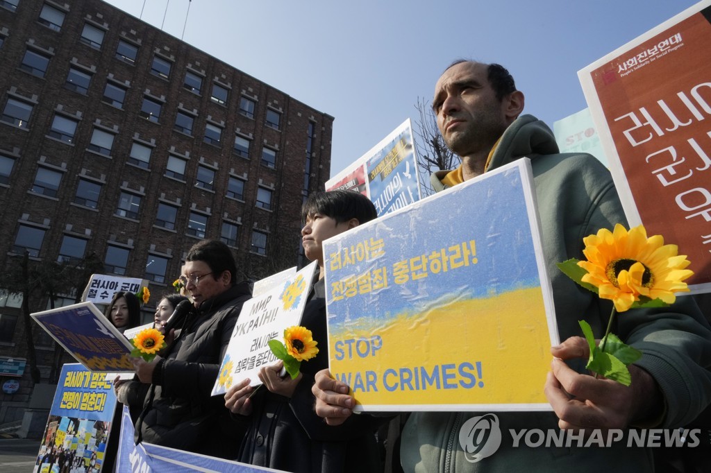 오페라하우스부터 에펠탑까지…우크라전 1년에 각국 '평화기원'