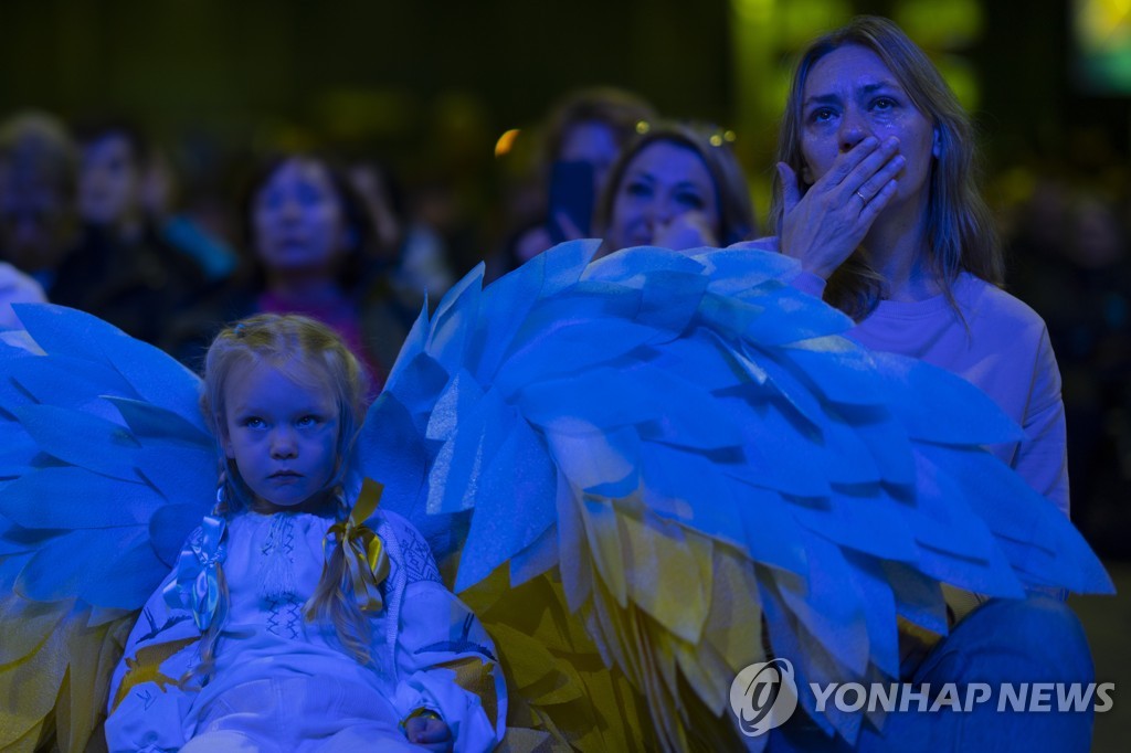 오페라하우스부터 에펠탑까지…우크라전 1년에 각국 '평화기원'