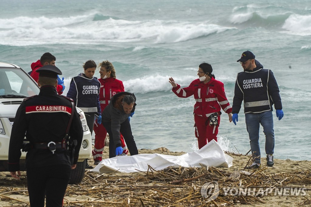 3ｍ 앞이 육지였는데…'산산조각' 난민선에 공동묘지 된 伊해변