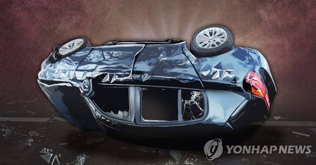 전주서 도로 달리던 SUV 전복…운전자 숨져