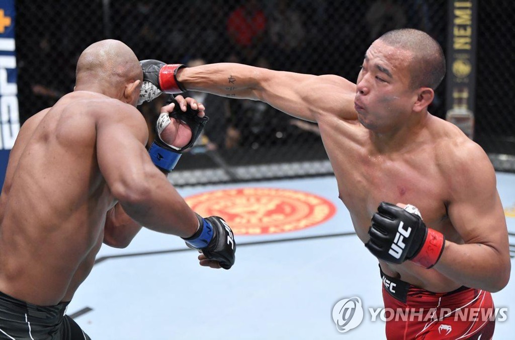 '2연속 서브미션 승리' UFC 박준용 "행복해지려면 이겨야"