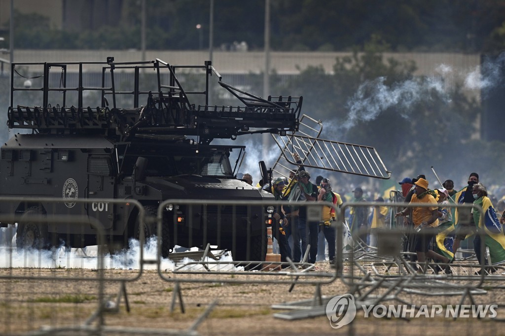 '브라질 대선불복' 핵심 보우소나루 "내달 귀국, 야권 이끌겠다"