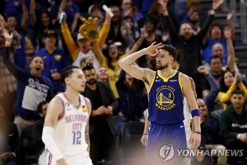 톰프슨 3점포 12개 폭발…NBA 골든스테이트, 커리 없이 2연승