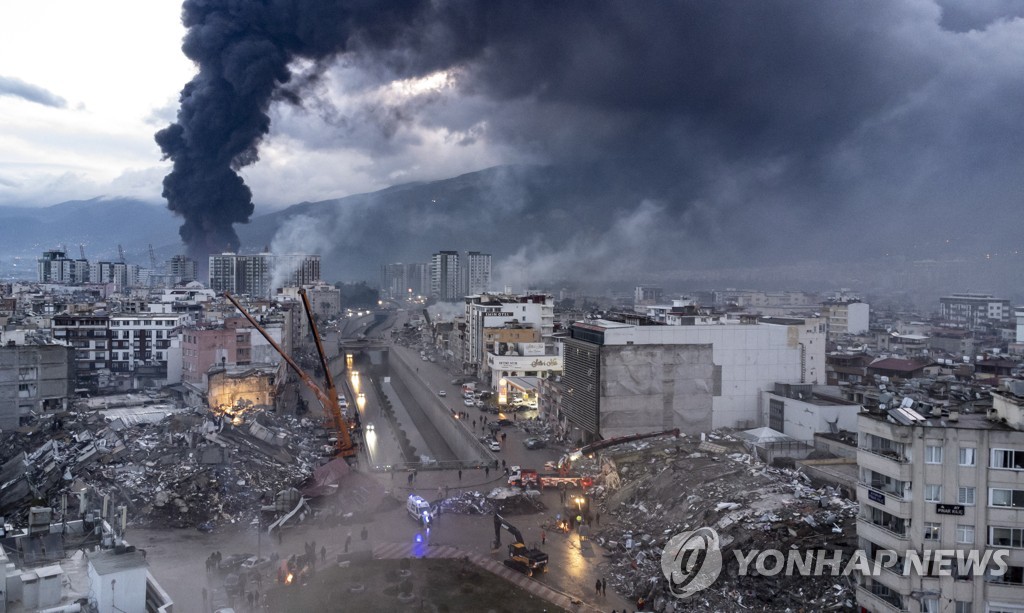 [월드&포토] '드러누워버린 건물, 그 안에 사람이 있을텐데…'