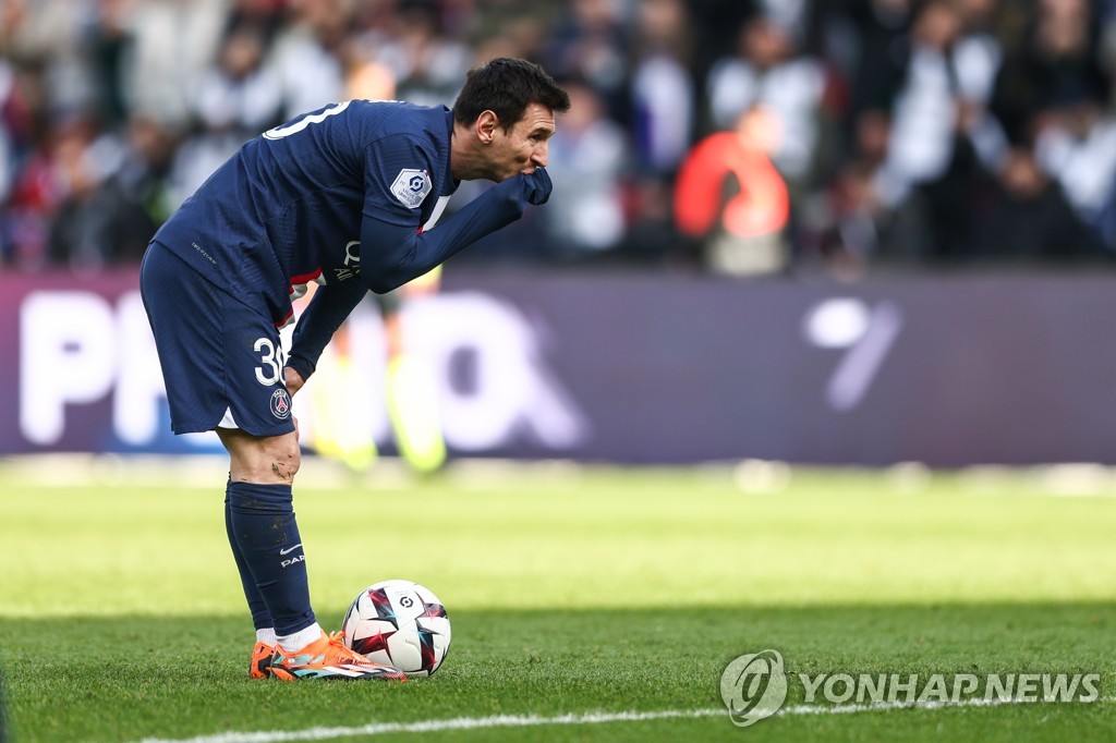 '메시 극장골·음바페 멀티골' PSG 승리…네이마르는 부상