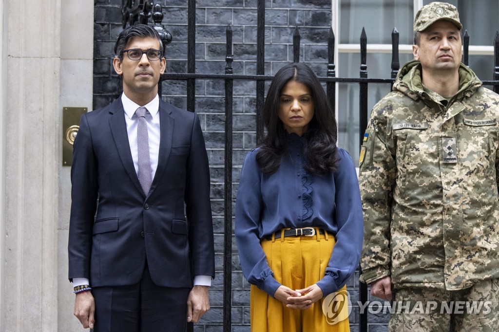 오페라하우스부터 에펠탑까지…우크라전 1년에 각국 '평화기원'