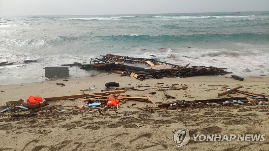 伊해안 난민선박 난파해 최소 59명 사망…시신 떠내려와(종합)