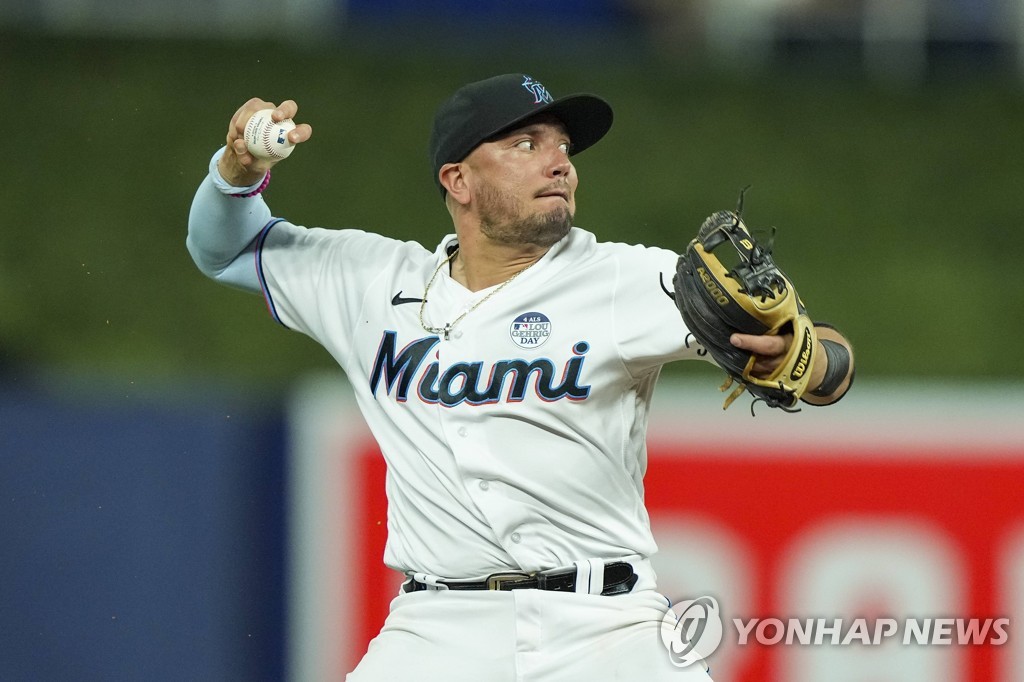 MLB 다저스, 베테랑 내야수 로하스와 연장 계약