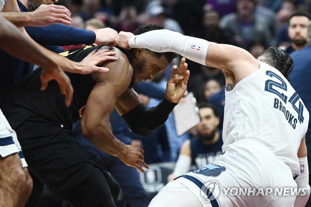 NBA 난투극 올랜도 밤바, 4경기 출전 정지…리버스는 3경기 징계