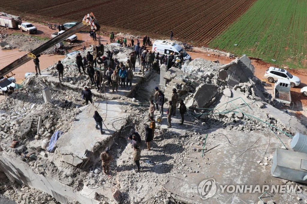 [튀르키예 강진] 시리아 반군 지역 구조 난항…"맨손으로 건물 잔해 치워"
