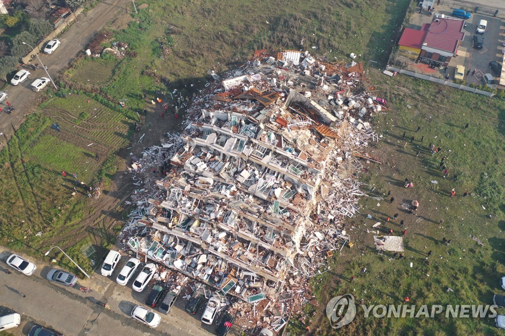 [월드&포토] '드러누워버린 건물, 그 안에 사람이 있을텐데…'