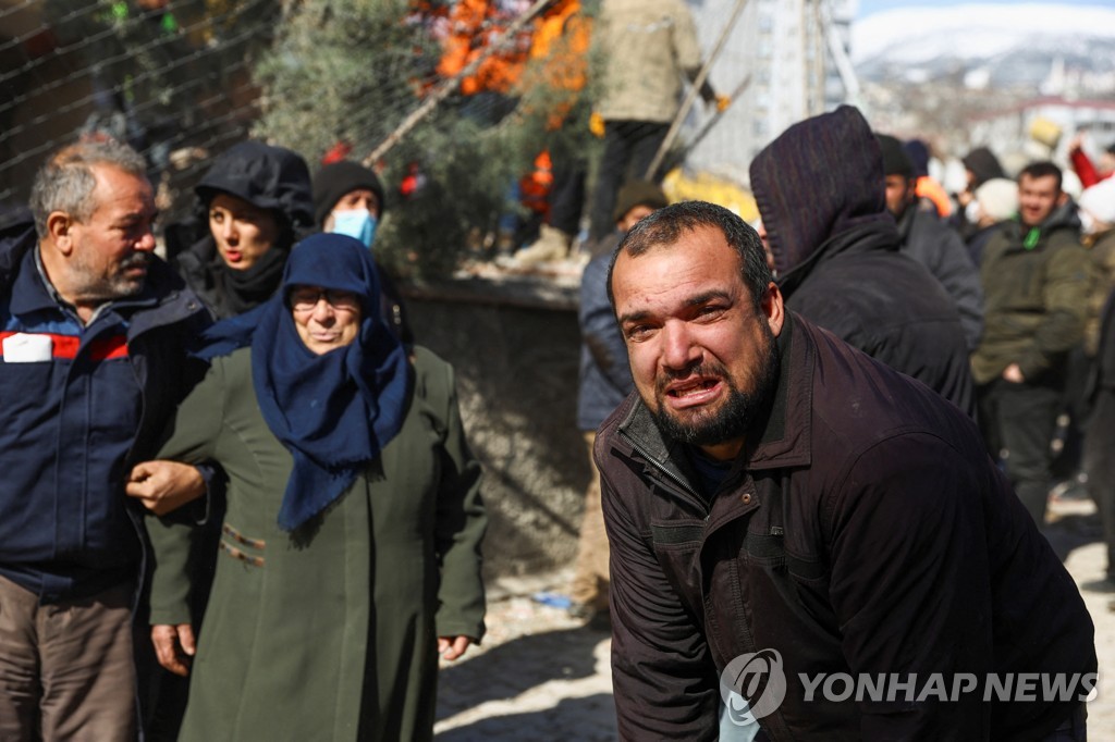 다가오는 절망…지진 3일째 사망자 1만1천명 넘어(종합)