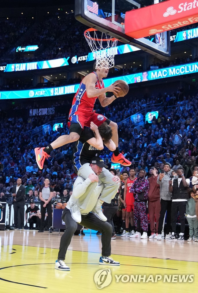 무명의 맥클렁, NBA 덩크 콘테스트 우승…3점슛 챔피언은 릴러드