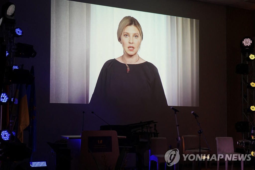 우크라전 1년, 젤렌스키 "우리는 무너지지 않았다…승리할 것"