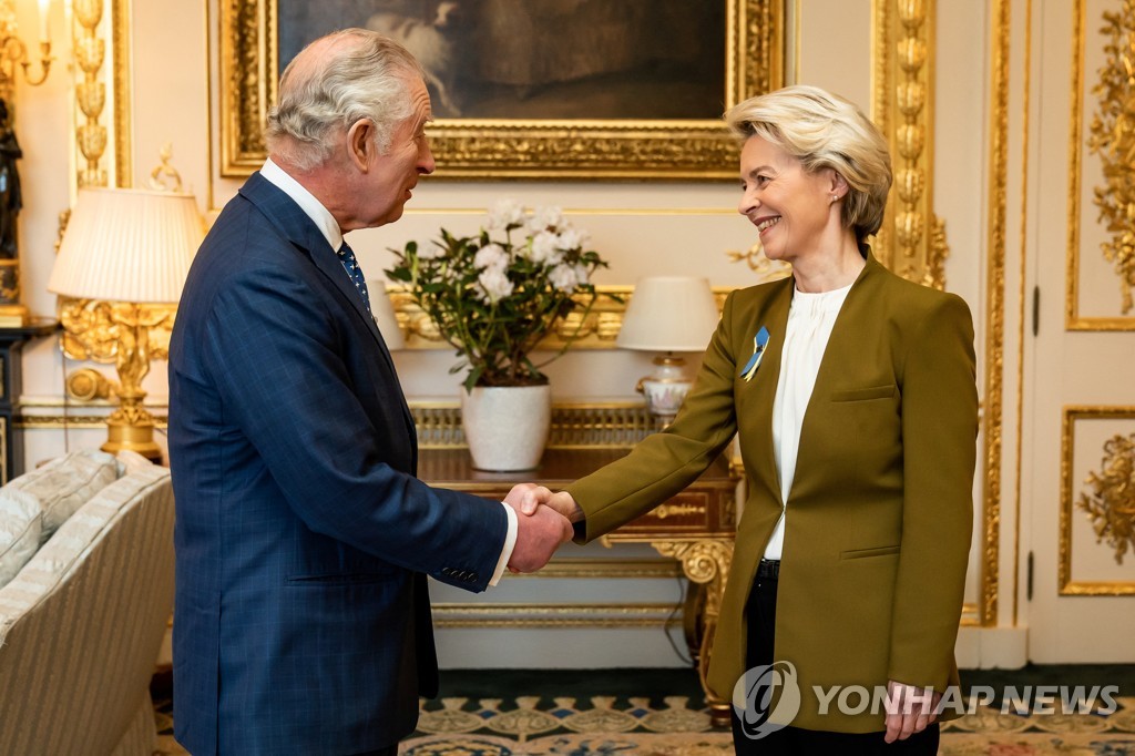 영국 찰스 3세 국왕, EU 집행위원장 면담에 정치개입 논란