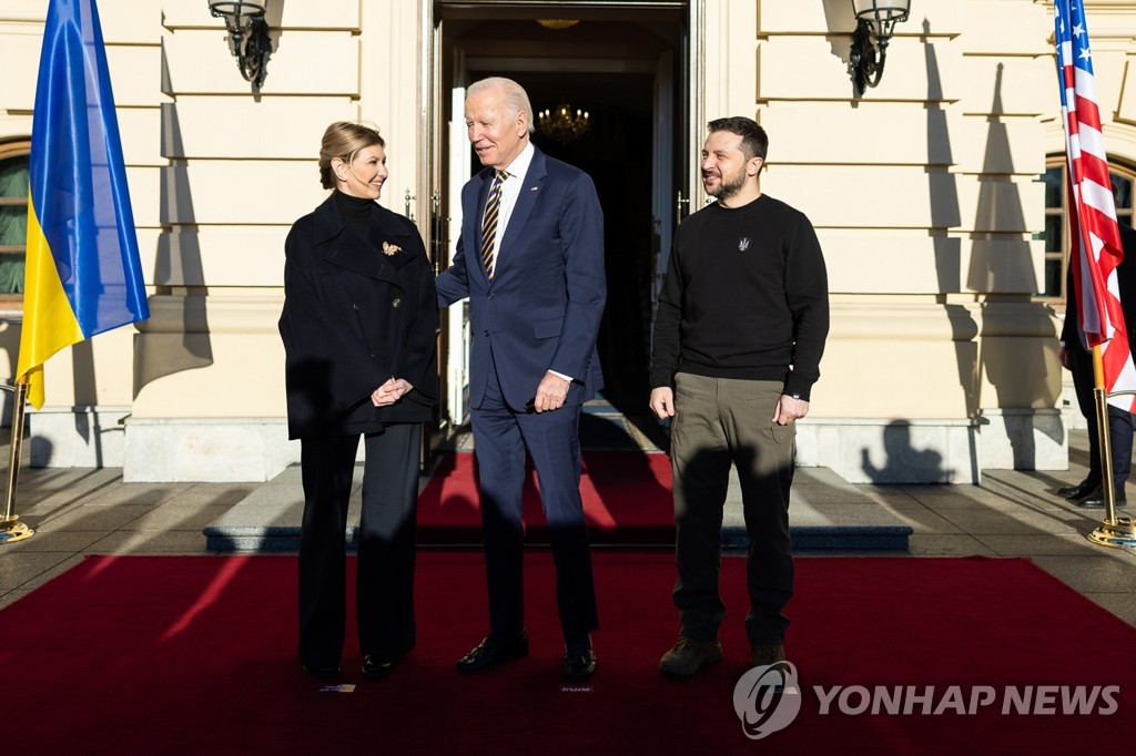 바이든, 헌화에 방명록까지 꽉찬 키이우 5시간…공습경보 듣기도