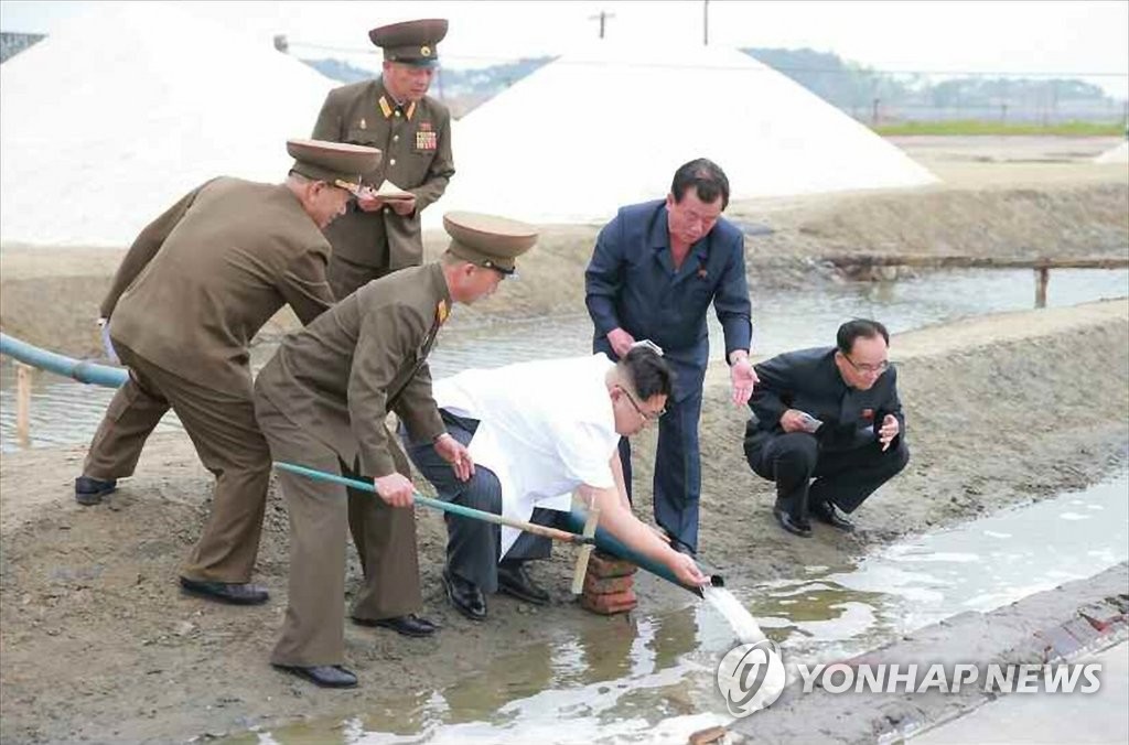 [한반도의 오늘] 北 소금공업국, 올 첫 소금 생산 착수…"땅속에서 백금 캐자"