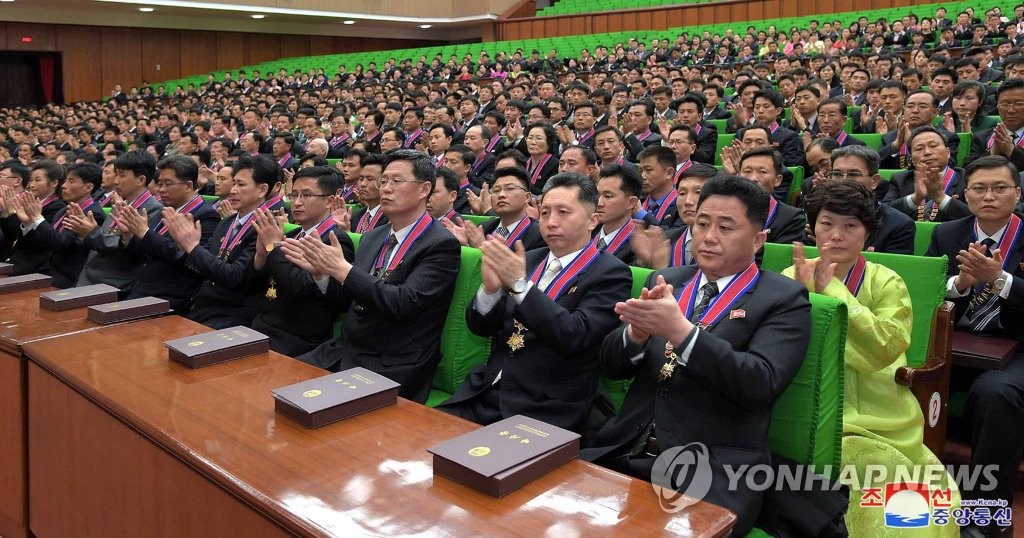 [한반도의 오늘] 北, 1년간 2천500여명에 학위·학직 수여…경쟁과 충성 유도