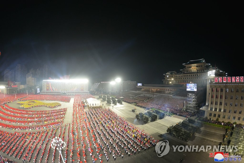 "北 김일성 광장에 '2.8''75' 숫자 카드섹션…열병식 준비"