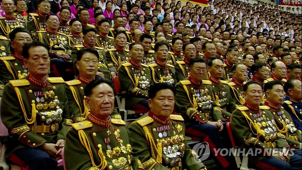 황병서, 차수 계급장 달고 김정은 가족과 기념촬영…"건재 과시"