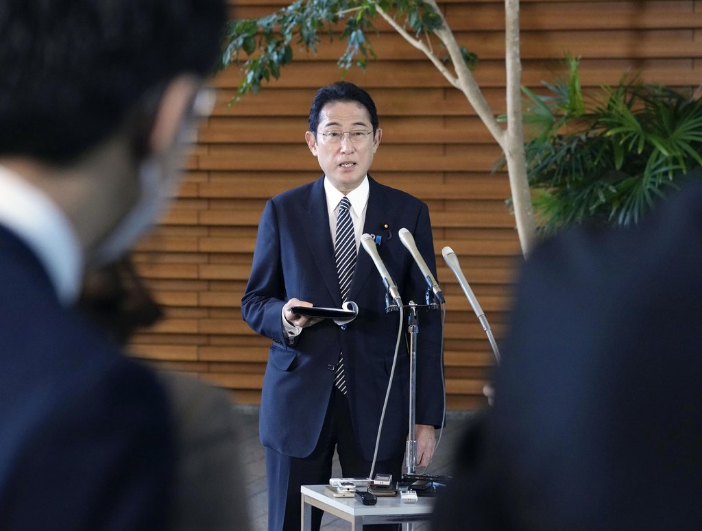 일본 총리 비서관 "동성결혼 보기도 싫다"…논란에 철회 사과