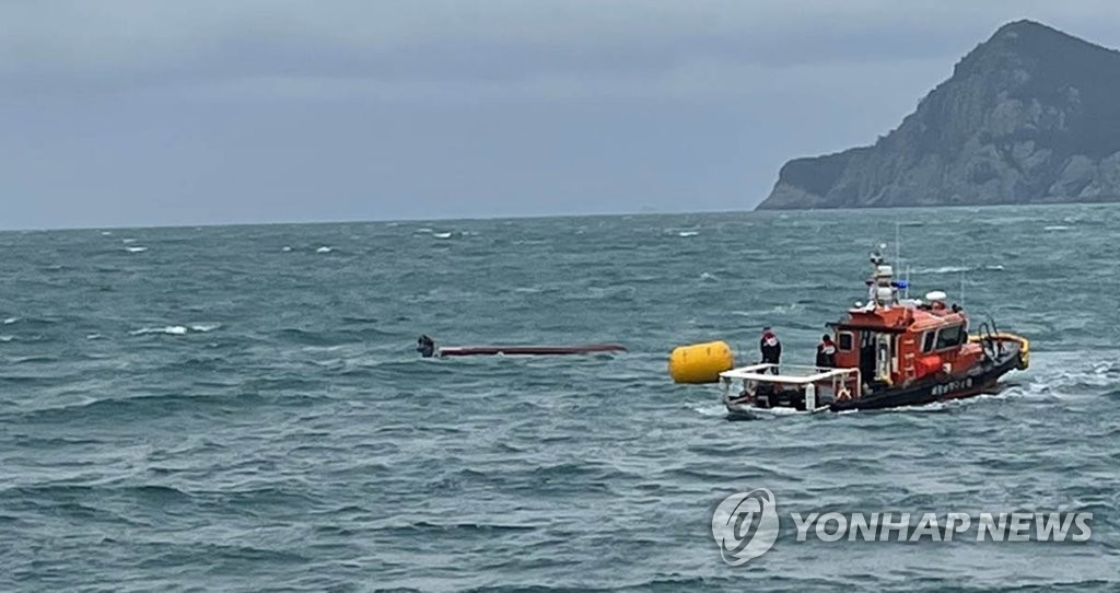 신안 해상서 12명 탄 어선 전복…3명 구조