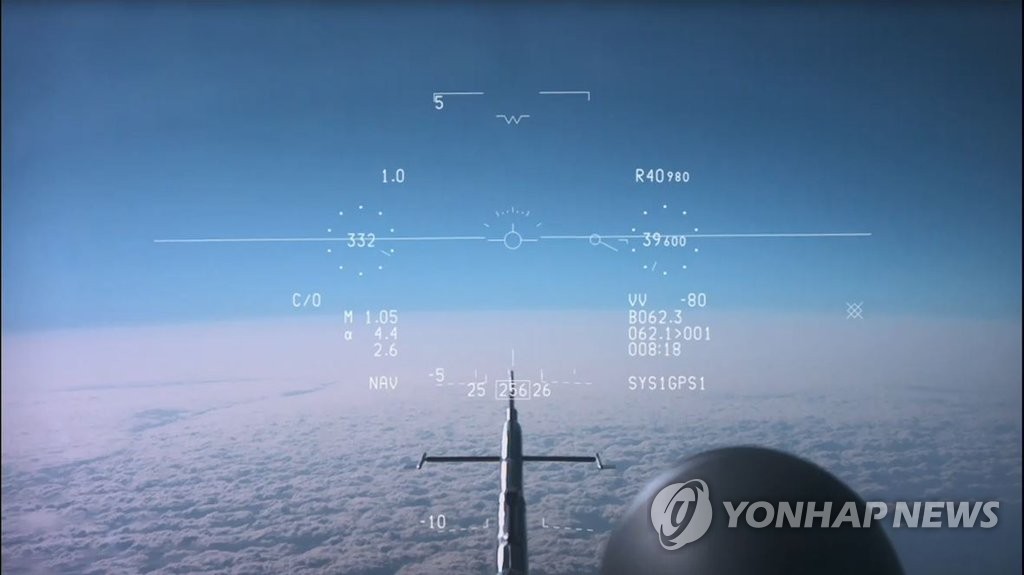 국산전투기 KF-21 4호기 '2인승' 비행성공…AESA레이더 등 시험