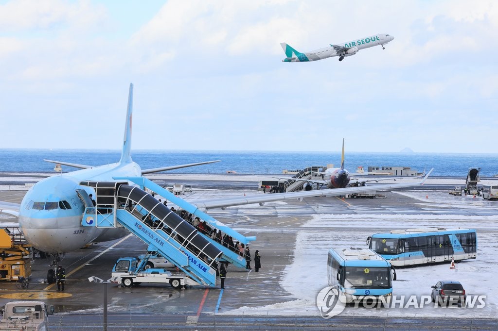 제주공항 주변 불법 송신탑…국토부 알고도 늦장대응