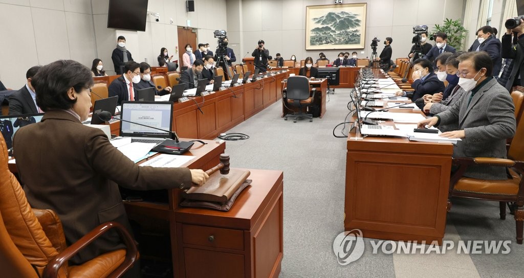 "국민 72% '선거제 개편해야'…57%는 의원 정수확대 비동의"